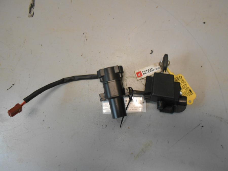 Framsidan på Låssats från en Honda NC 750 S -2017 motorcykel.