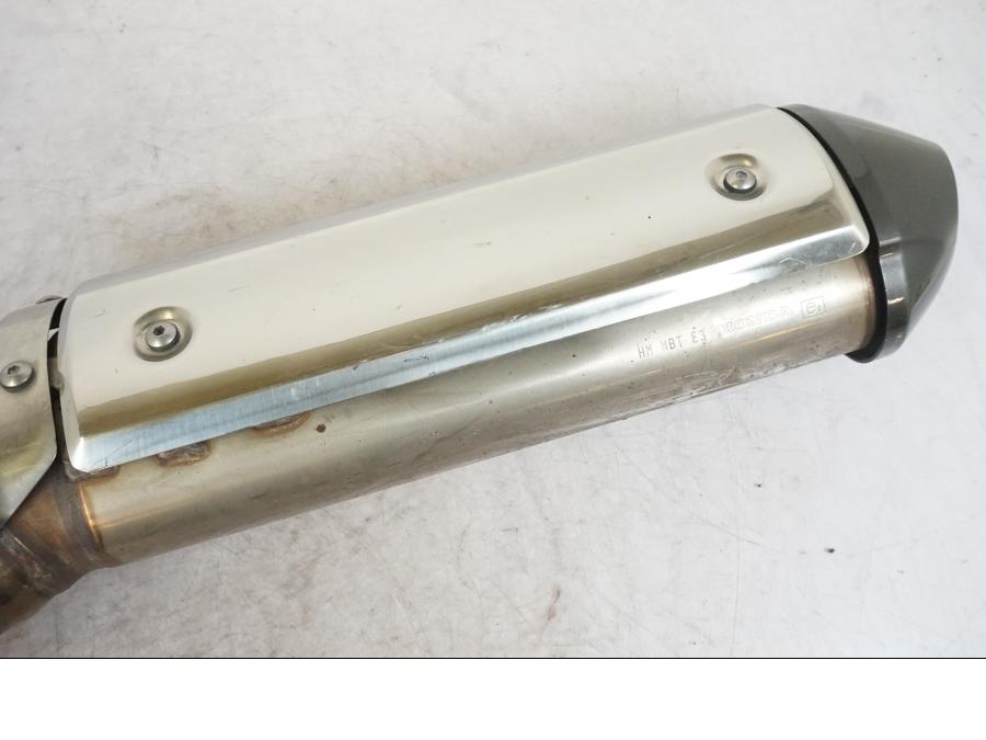 Vänster sida på Ljuddämpare från en Honda XL 1000 V -2008 motorcykel.