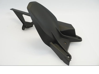 Framsidan på Kedjeskydd från en KTM 1290 Super Duke -2020 motorcykel.