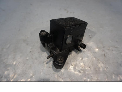 Framsidan på Bromshuvudcylinder från en Yamaha XT 1200 Z -2011 motorcykel.