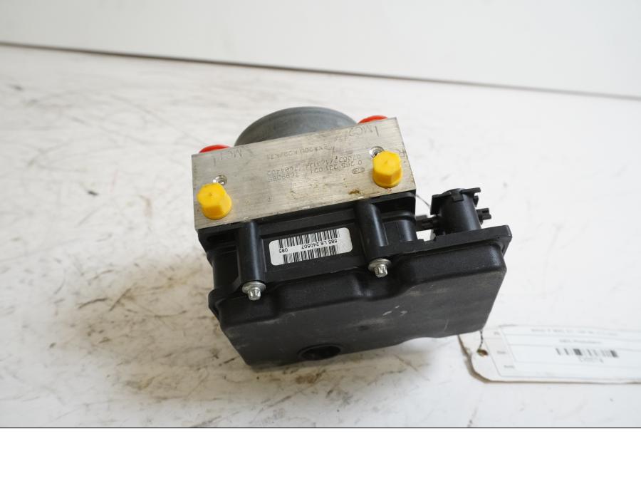 Baksidan på ABS Modulator från en BMW F 800 ST -2008 motorcykel.