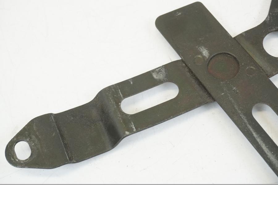 Snett nerifrån på Batterihållare från en Honda CB 750 -2002 motorcykel.