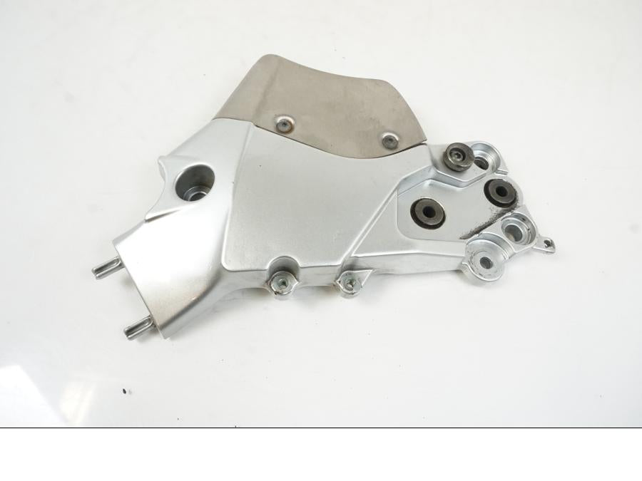 Framsidan på Fotpinnefäste inre från en Yamaha BT 1100 -2003 motorcykel.