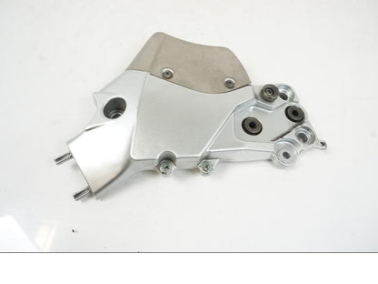 Framsidan på Fotpinnefäste inre från en Yamaha BT 1100 -2003 motorcykel.