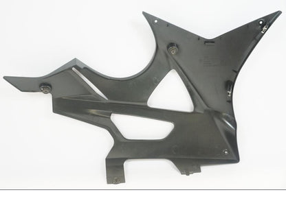 Snett nerifrån på Magkåpa från en BMW S 1000 RR -2011 motorcykel.