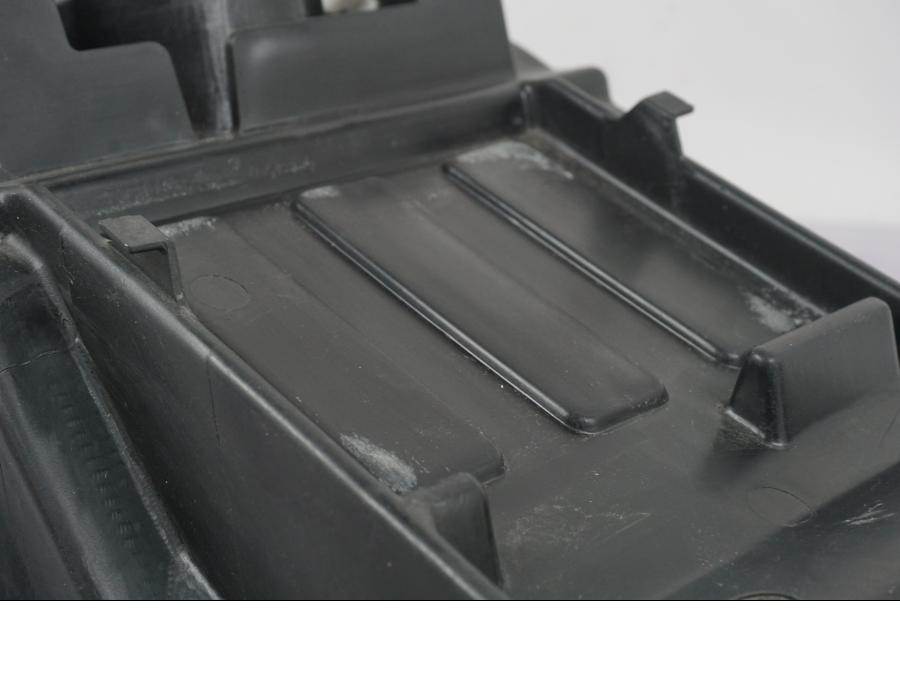 Höger sida på Undertail från en Suzuki GSX 1300 RX -1999 motorcykel.