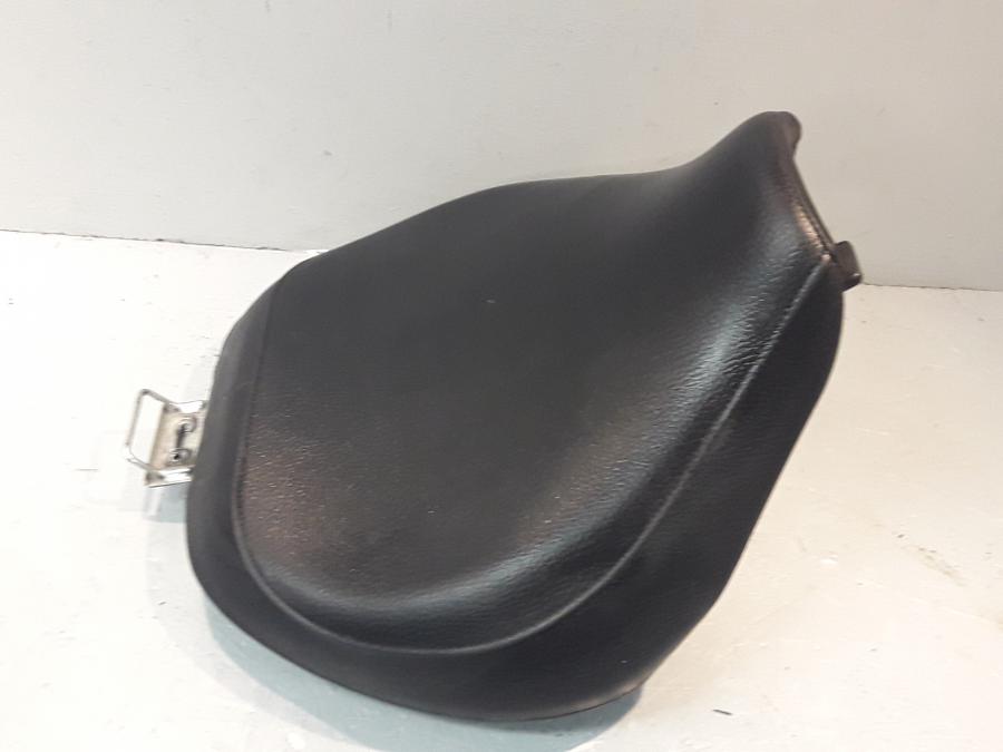 Framsidan på Sadel från en Suzuki VL 800 -2009 motorcykel.