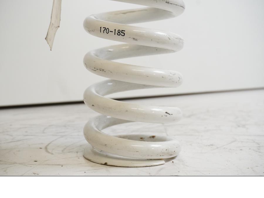 Vänster sida på Stötdämparfjäder från en KTM 990 Super Duke -2010 motorcykel.