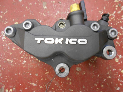 Framsidan på Bromsok från en Kawasaki ZZR 1200 -2002 motorcykel.