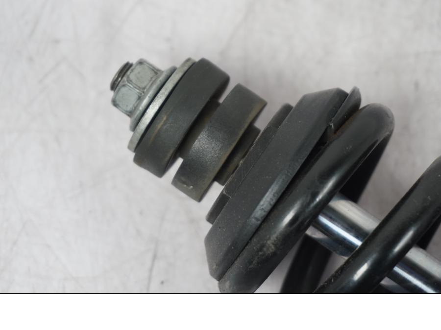 Snett nerifrån på Stötdämpare från en BMW R 1200 GS -2005 motorcykel.