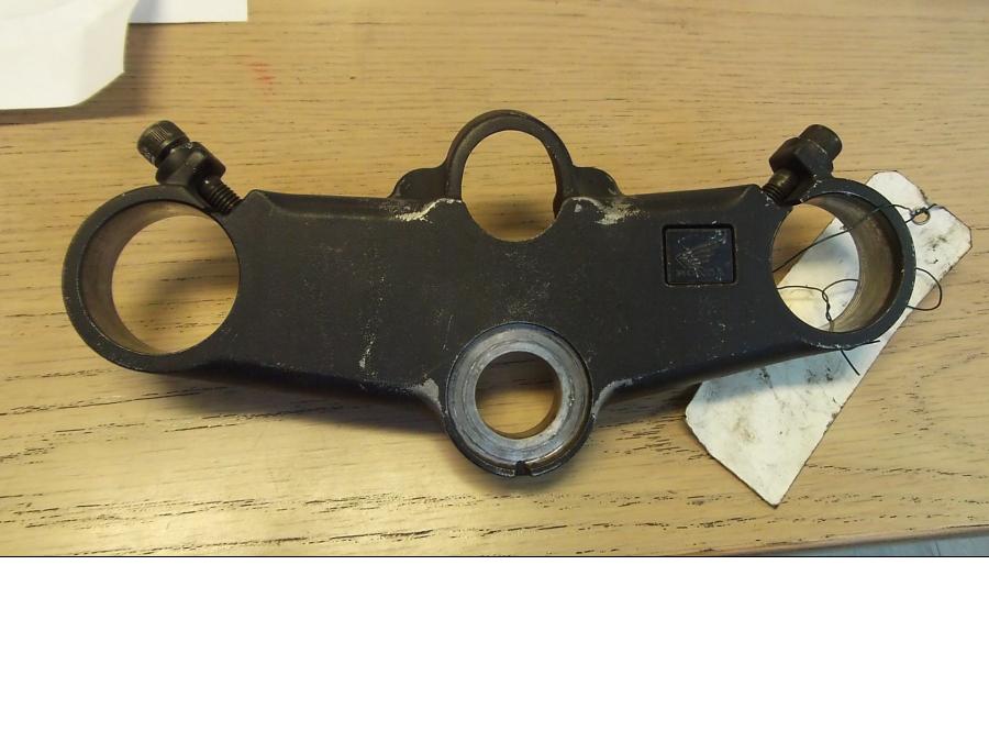 Baksidan på Gaffelkrona från en Honda CBR 600 -1995 motorcykel.