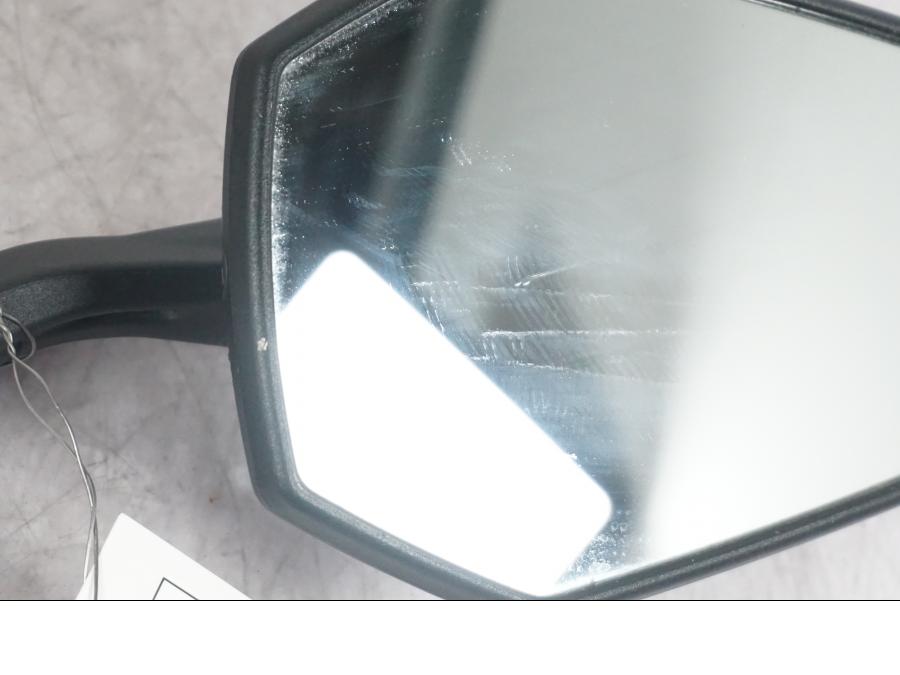 Snett nerifrån på Backspegel från en KTM 1290 Super Duke GT -2020 motorcykel.