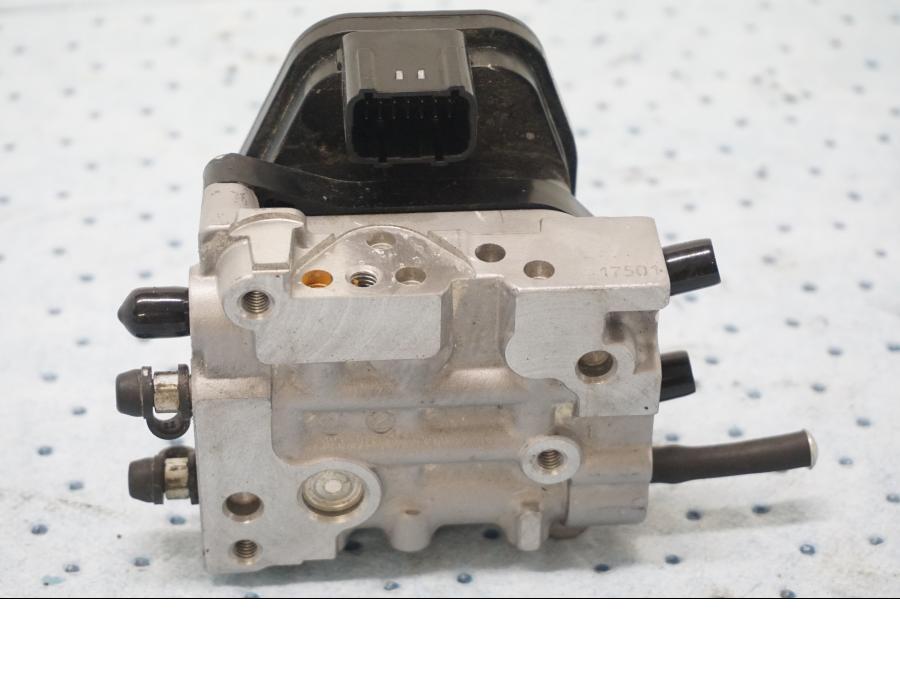 Höger sida på ABS Modulator från en Honda CBR 1000 RR -2011 motorcykel.