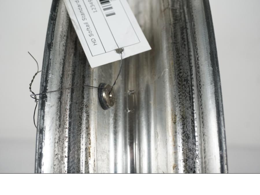 Snett nerifrån på Fälg från en H-D Softail Standard FXST -2001 motorcykel.