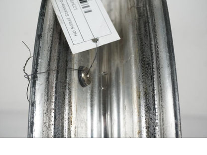 Snett nerifrån på Fälg från en H-D Softail Standard FXST -2001 motorcykel.