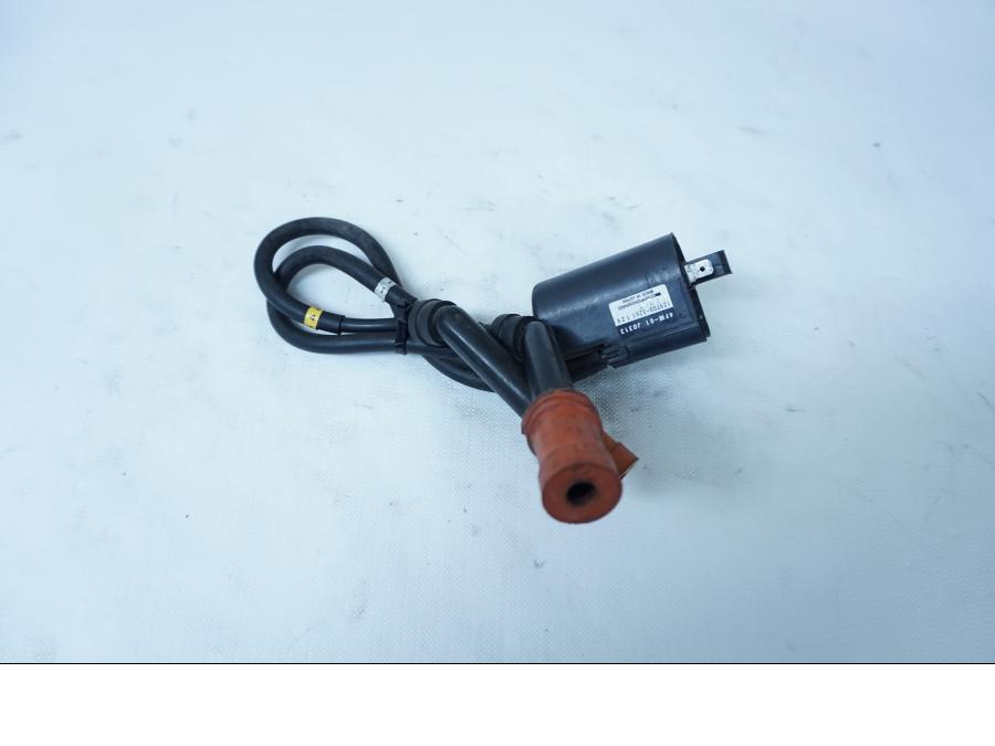 Baksidan på Tändspole från en Yamaha YZF 1000 R -1997 motorcykel.