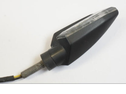 Snett uppifrån på Blinkers LED från en Yamaha MT-07 -2016 motorcykel.