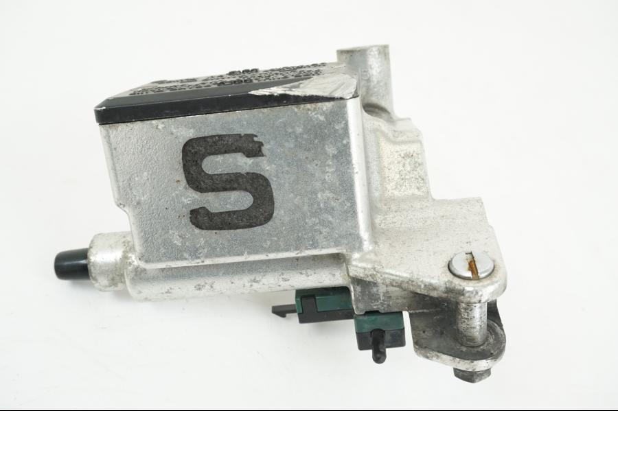 Snett nerifrån på Kopplingshuvudcylinder från en Kawasaki VN 1500 Mean Streak -2002 motorcykel.