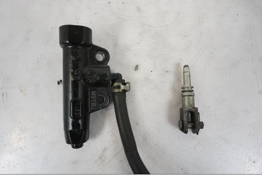 Baksidan på Bromshuvudcylinder från en KTM 125 Duke -2017 motorcykel.