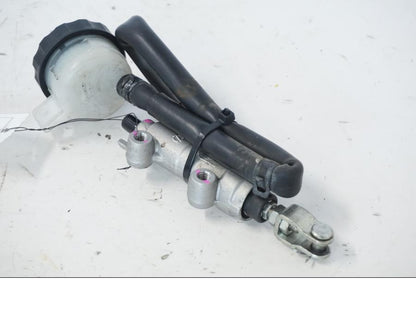 Vänster sida på Bromshuvudcylinder från en Kawasaki ER-6N -2012 motorcykel.