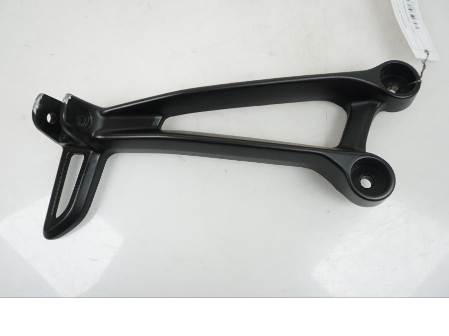 Snett uppifrån på Fotpinnefäste från en Yamaha MT-07 -2014 motorcykel.