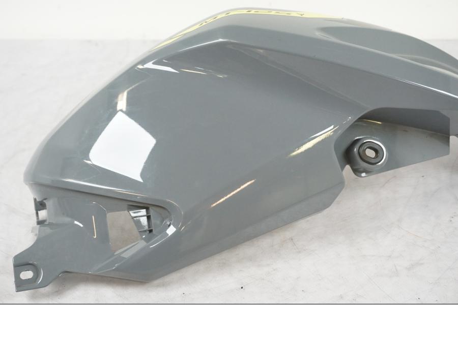 Vänster sida på Bensintankskåpa från en Yamaha MT 125 -2017 motorcykel.