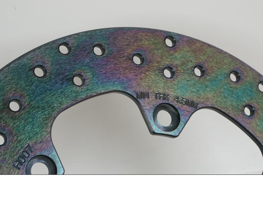 Snett nerifrån på Bromsskiva från en Honda CBR 600 -1994 motorcykel.