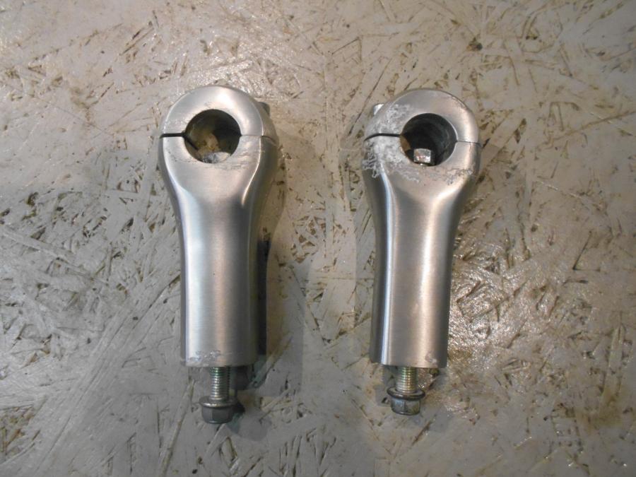 Framsidan på Styrfäste från en Triumph Speedmaster -2010 motorcykel.