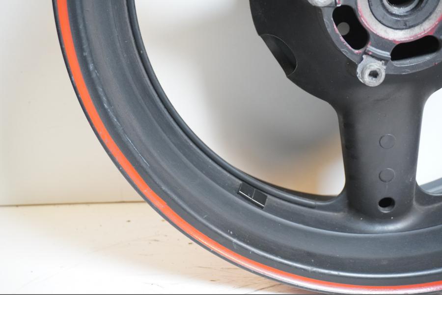 Snett nerifrån på Fälg från en Suzuki GSX-R 750 -1995 motorcykel.