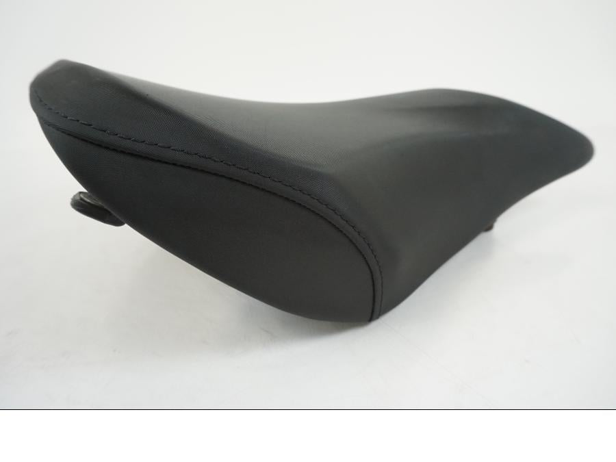 Vänster sida på Sadel från en BMW S 1000 R -2019 motorcykel.