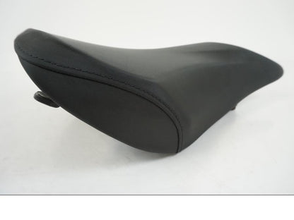 Vänster sida på Sadel från en BMW S 1000 R -2019 motorcykel.