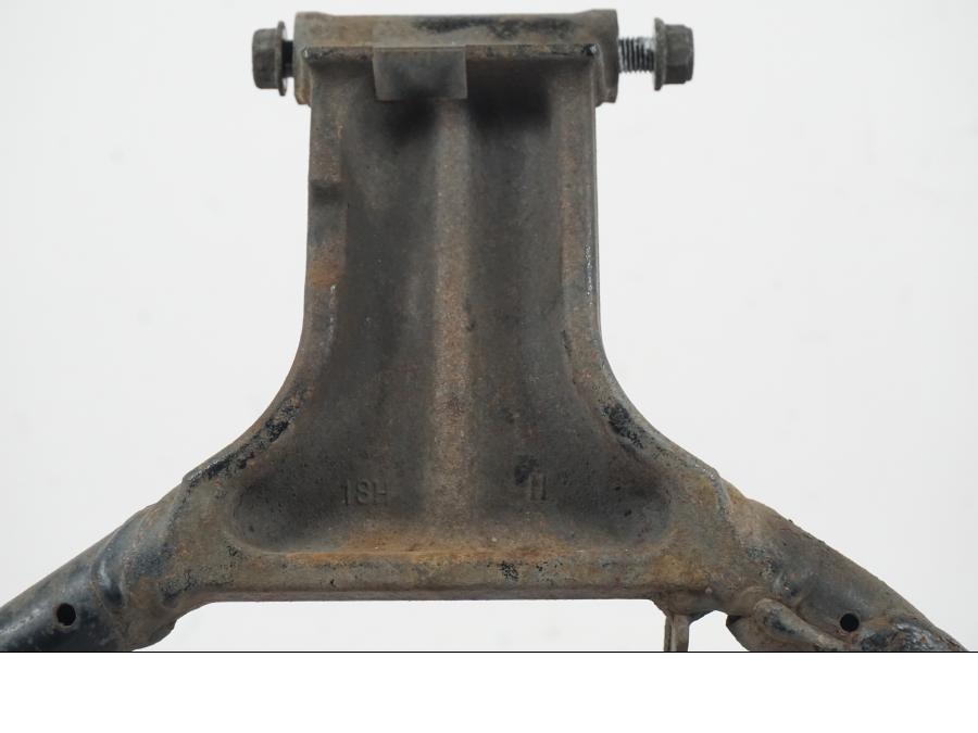 Extrabild3 på Centralstöd från en Suzuki GSF 1250 -2010 motorcykel.