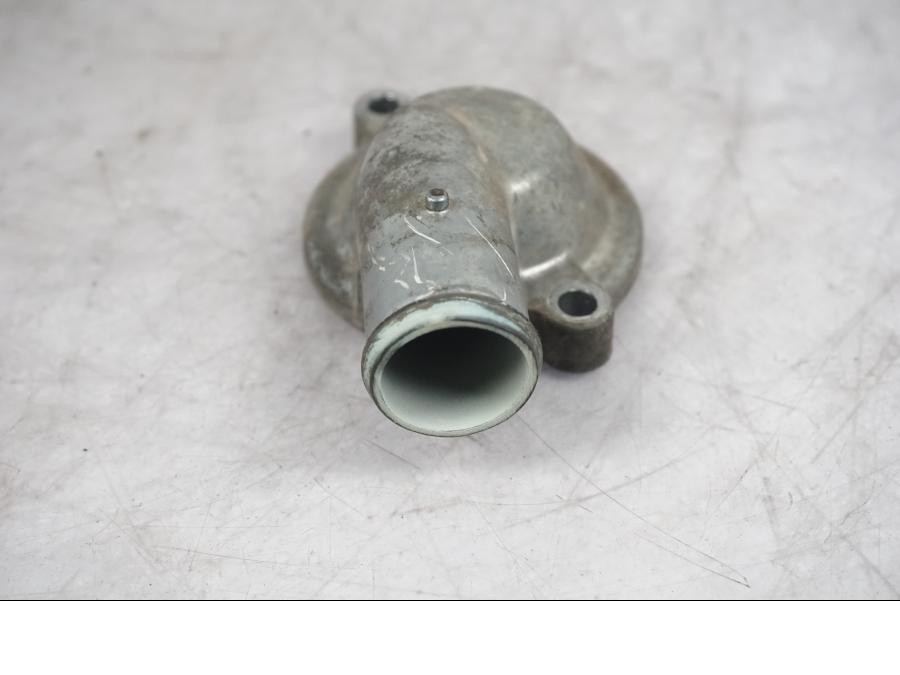 Baksidan på Vattentermostathus från en Triumph Tiger Explorer -2016 motorcykel.