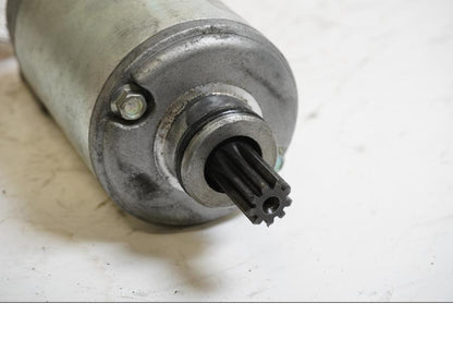 Baksidan på Startmotor från en BMW K 1200 S -2006 motorcykel.