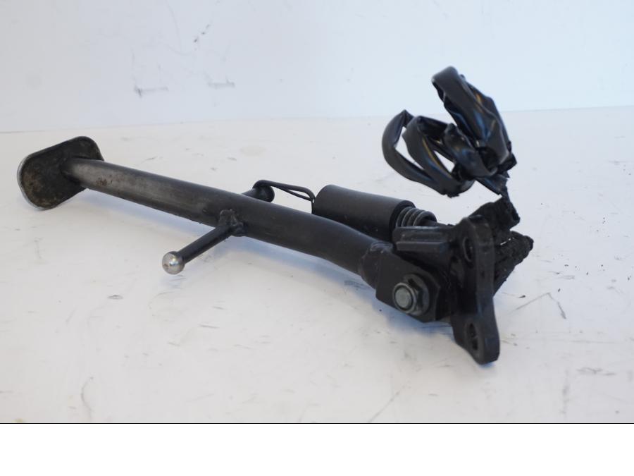 Snett nerifrån på Sidostöd från en Honda CBR 900 RR -2001 motorcykel.