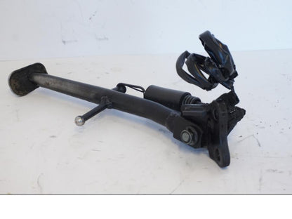 Snett nerifrån på Sidostöd från en Honda CBR 900 RR -2001 motorcykel.