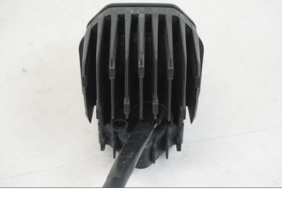 Snett nerifrån på Strålkastare från en Yamaha YZF R7 -2022 motorcykel.