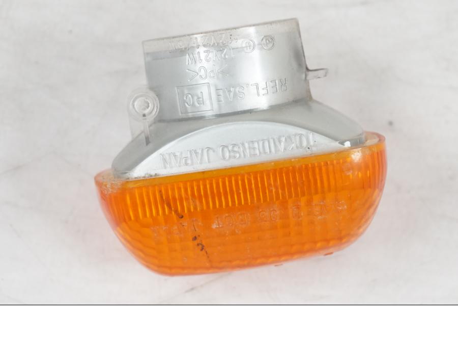 Snett uppifrån på Blinkersglas från en Suzuki SV 650 -1999 motorcykel.