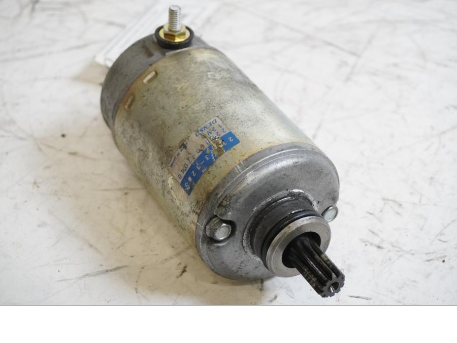 Framsidan på Startmotor från en Kawasaki ZX-9R -1999 motorcykel.