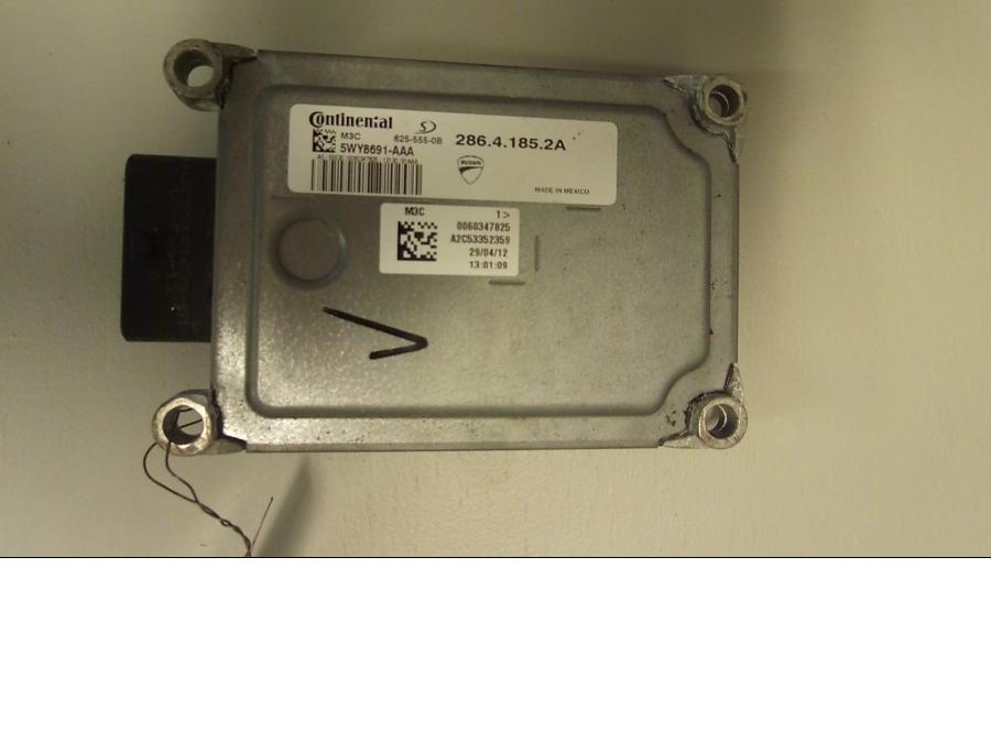 Snett uppifrån på CDI / ECU från en Ducati Monster 1100 EVO ABS -2012 motorcykel.