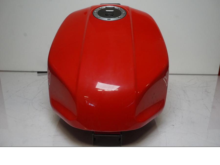 Snett nerifrån på Bensintank från en Yamaha TDM 850 -1996 motorcykel.