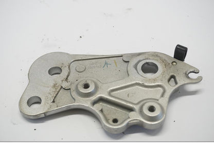 Baksidan på Fotpinnefäste inre från en Yamaha MT-07 -2014 motorcykel.