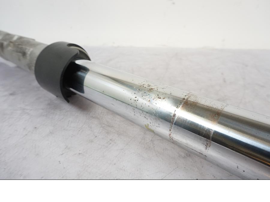 Snett nerifrån på Gaffelben från en Honda VTR 1000 F -1997 motorcykel.