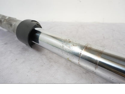 Snett nerifrån på Gaffelben från en Honda VTR 1000 F -1997 motorcykel.