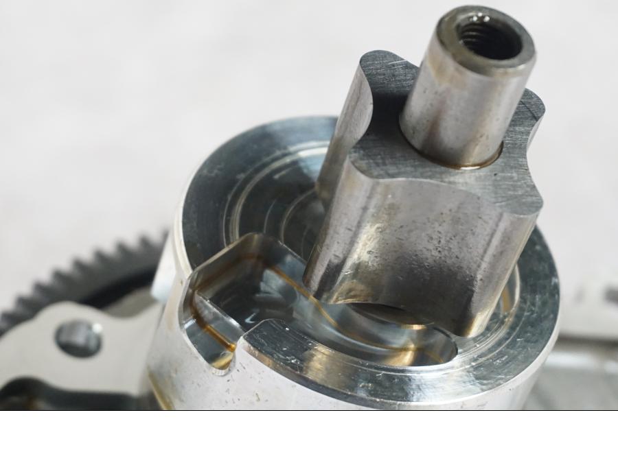 Extrabild1 på Oljepump från en BMW R 1200 GSA -2014 motorcykel.