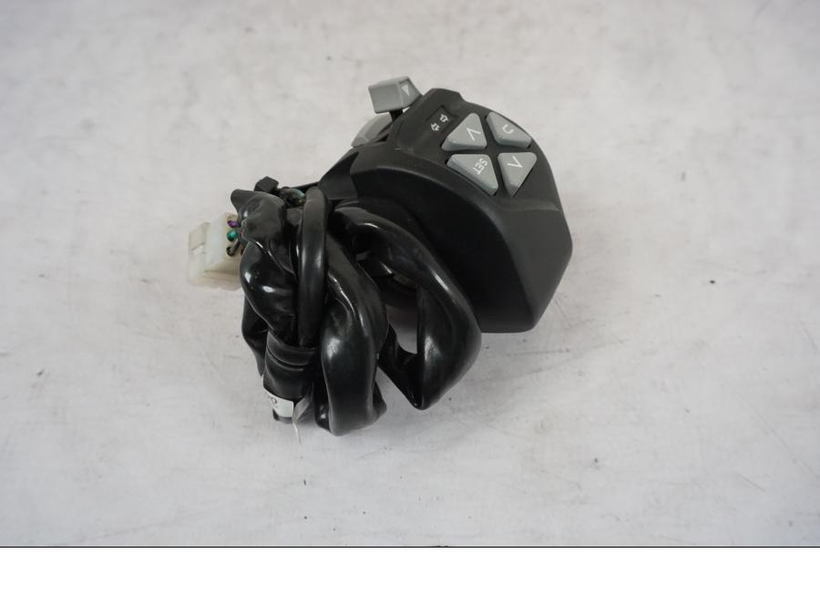 Baksidan på Styrelreglage från en KTM 790 Duke -2018 motorcykel.