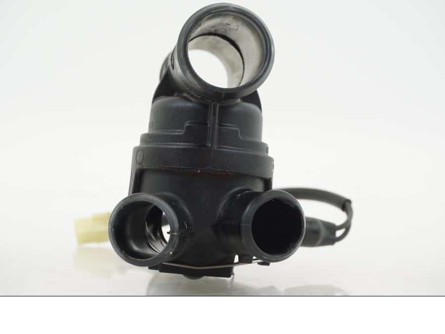 Höger sida på Vattentermostathus från en Ducati Streetfighter V4 -2020 motorcykel.