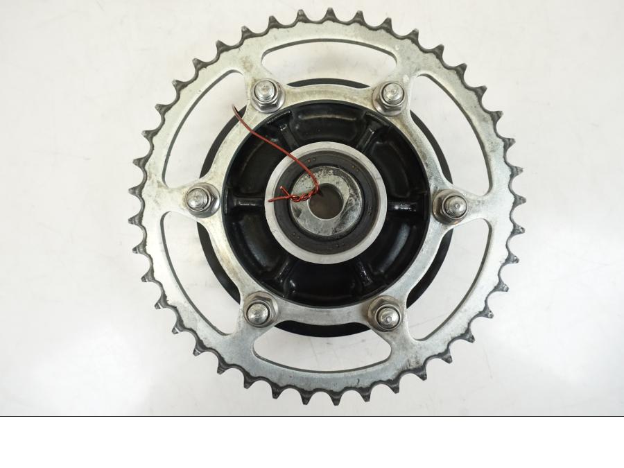 Framsidan på Drevfäste från en Kawasaki NINJA 400 -2020 motorcykel.