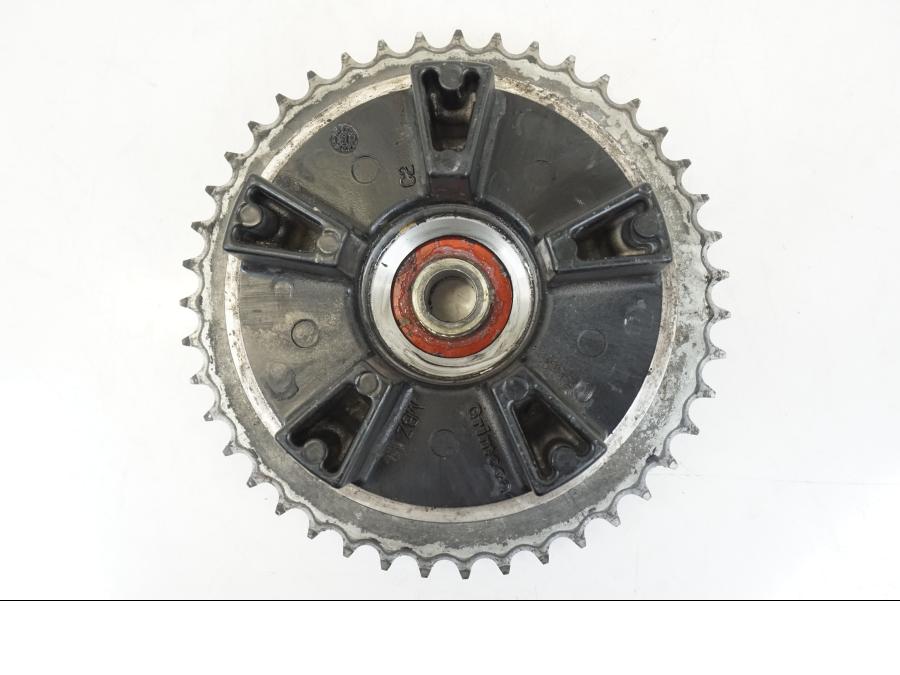 Snett nerifrån på Drevfäste från en Honda CB 600 F -2008 motorcykel.