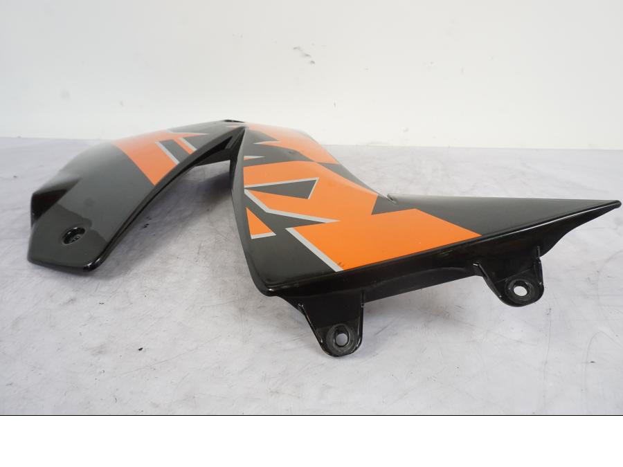 Höger sida på Kylarvinge från en KTM 640 SM -2005 motorcykel.